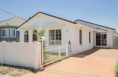 Ettalong Beach House | SeaBreeze at Ettalong Spacious Coastal Retreat
