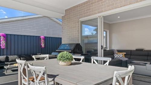 Glenorie House | Seachange Umina- Modern, close to shops, beach