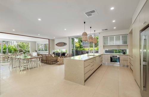 Yaroomba House | SeaEasta - Luxurious & Lavish Family-friendly House with a Pool!