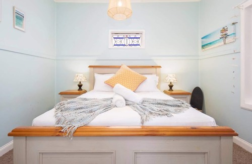 Merewether Cottage | Seaside Daisy The Little Blue Beach Shack