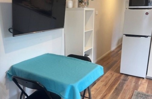 Gwynneville Apartment | Self-contained retreat 1.3km from Wollongong Beach and CBD