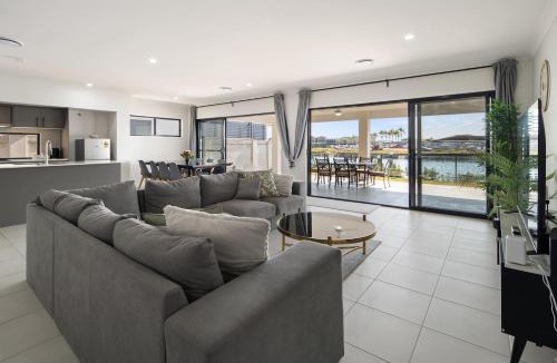 Gold Coast House | Serena by the Water - Family Retreat in Hope Island