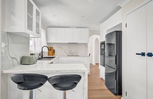 The Entrance House | Sienna Arches Modern Family Haven near Ocean Baths