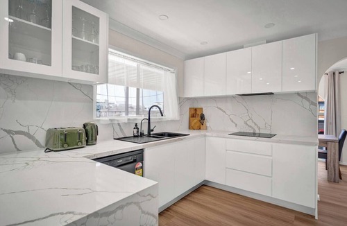 The Entrance House | Sienna Arches Modern Family Haven near Ocean Baths