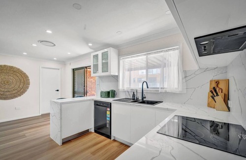 The Entrance House | Sienna Arches Modern Family Haven near Ocean Baths