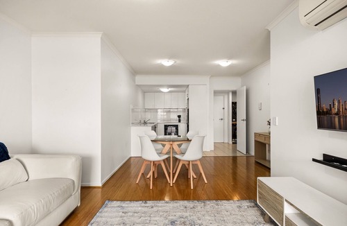 South Brisbane Apartment | South Brisbane 2BR Apt with Gym & Sauna Access