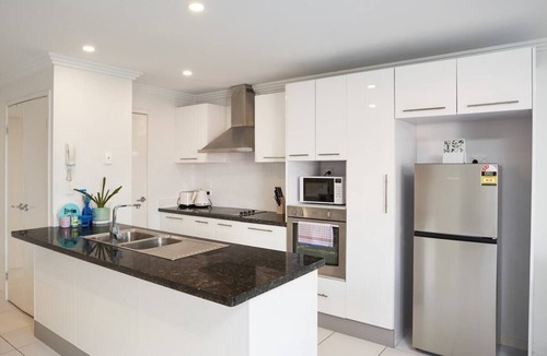Southport Apartment | Southport Heart 2BR | Walk to Broadwater Park