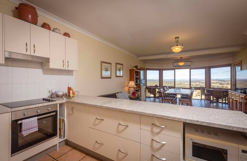 Lovedale House | Sovereign Hill Country Lodge - Group accommodation with panoramic views from every room
