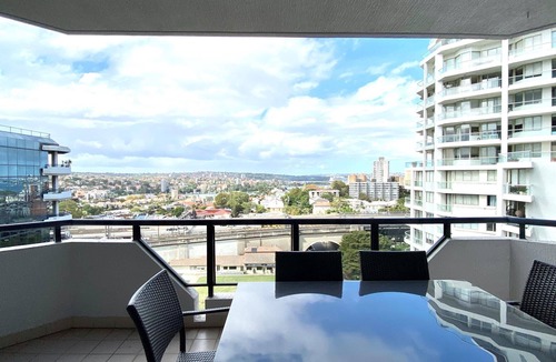 North Sydney Apartment | Spacious 2-Bedroom Apartment, 900m from Harbour Bridge Sydney