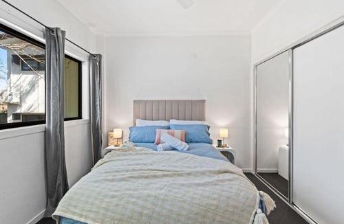 Norman Park Apartment | Spacious 2B2B Apt Close to CBD - Free Parking