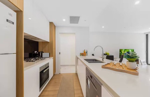 Roseville Apartment | Spacious 2bedroom Apt w/Parking minute to Chatswood
