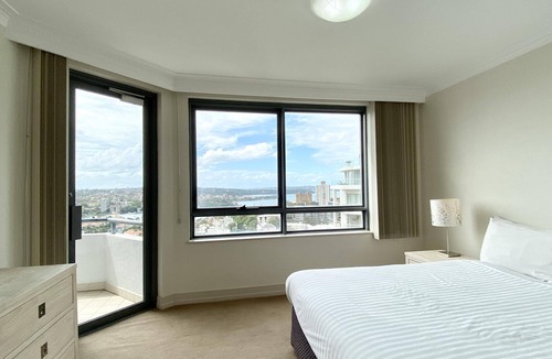 Milsons Point Apartment | Spacious 3 Bedroom Water View Apartment, 900m from the Harbour Bridge