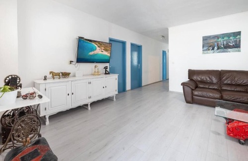 Vrpolje Apartment | Spacious 3-bedroom apartment in charming Makarska city center.