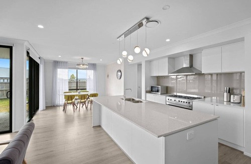 Spring Mountain House | Spacious 3BR 2BA in Spring Mountain M28