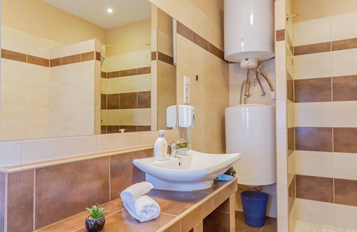 Palace District Apartment | Spacious 3BR residence at Synagogue