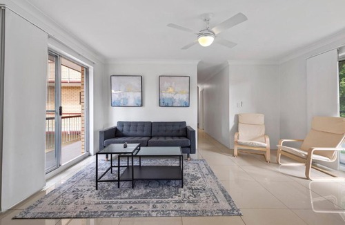 East Brisbane Apartment | Spacious 3BRM Apt Near Gabba w Free Parking & WiFi