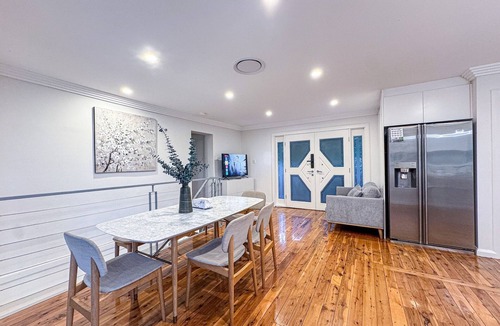West Ryde Apartment | Spacious 4BR Near Eastwood/Sleeps 9/Free Parking