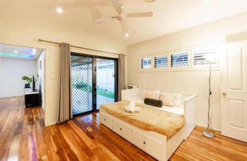Sunnybank Apartment | Spacious 5BR 3BA Home w Parking and Yard in Sunnybank M11