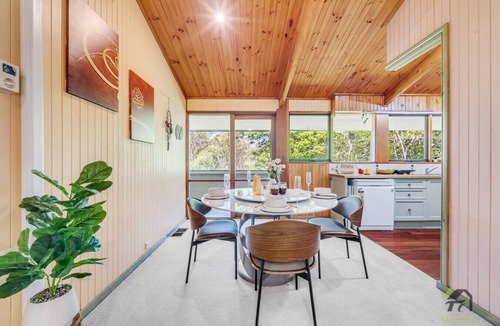 Kurrajong House | Spacious 6BR Estate with Movie Theater & Climate Control — Fits 16
