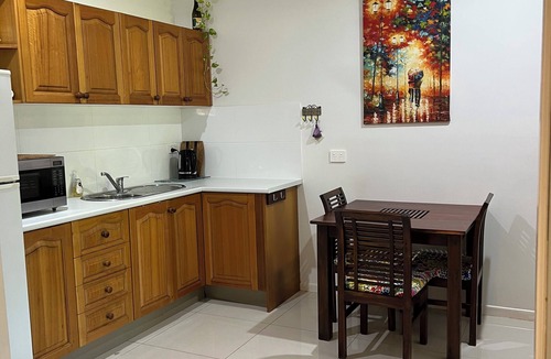 Manunda Apartment | Spacious air-conditioned unit with king size bed, close to town & hospital