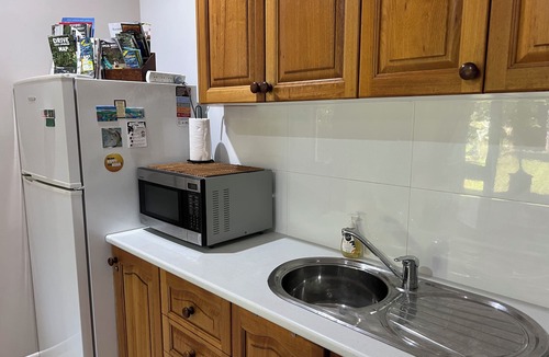 Manunda Apartment | Spacious air-conditioned unit with king size bed, close to town & hospital