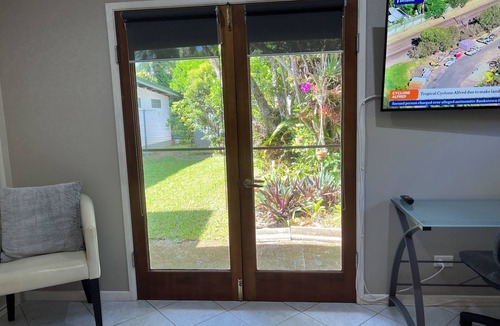 Manunda Apartment | Spacious air-conditioned unit with king size bed, close to town & hospital