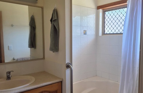 Maryborough House | Spacious & Comfortable Stay | Central Location