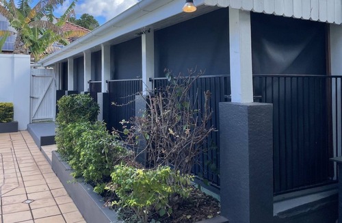 Sherwood Cottage | Spacious cottage with large fenced yard. Private access / pets welcome / air con