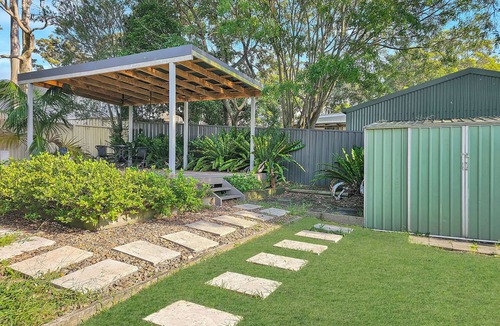 Berkeley Vale House | Spacious Home w Secure Yard + Entertaining Deck + Fire Pit ~ Wi-Fi