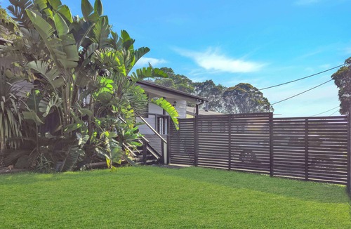 Berkeley Vale House | Spacious Home w Secure Yard + Entertaining Deck + Fire Pit ~ Wi-Fi