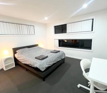 Guildford House | Spacious Queen Room with Attached Bathroom - OR1