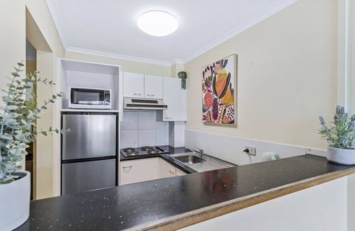 Mount Ommaney Bed & Breakfast | Spacious Room with Kitchen,WiFi, Easy Access 2 CBD
