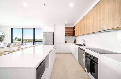 Birtinya Apartment | St Clair Luxury Lake Kawana Living