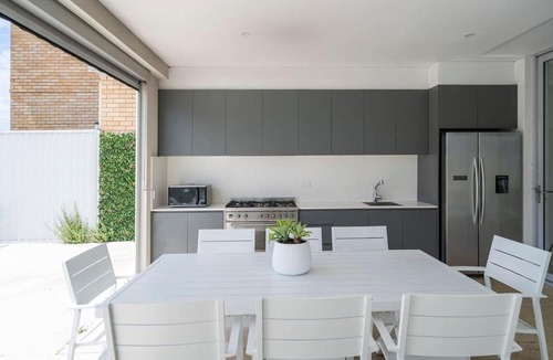 Bexley Villa | 'Starlight' A Slice of the Hollywood Hills in Bexley