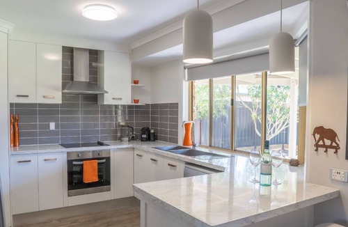 Urraween House | Stays with Ripley, 4bed, 2 bath pet friendly home only 3min drive to Hosp/beach!