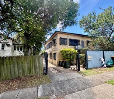 Woolloongabba Apartment | Studio Room Ensuite bathroom with separate Entrance Brisbane City