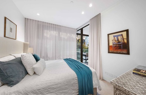 The Rocks Apartment | Stunning 3rd floor 2 bed apartment w/city views
