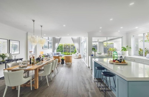 Rochedale House | Stunning and Luxurious 4-Bedroom Mansion at Rochedale