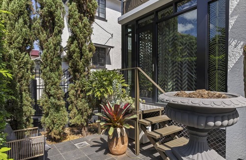Highgate Hill Apartment | Stunning Art Deco 1 Bedroom, Wifi & Parking Close to Southbank