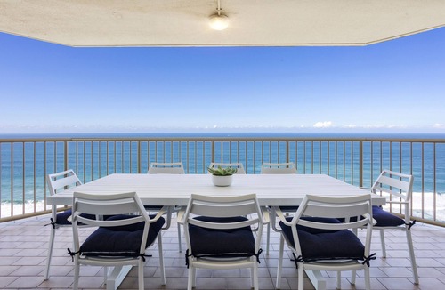 Surfers Paradise Apartment | Stunning beachfront sub penthouse