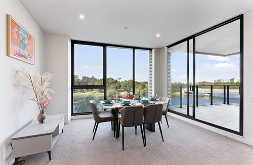 Wolli Creek Apartment | Stunning Riverview 3Bedroom Apt/Wolli Creek/Great Transport links/Free Parking