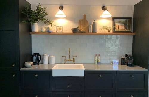 Kincumber Cabin | Stunning Tiny House- 5 minutes to Avoca Beach & Amenities