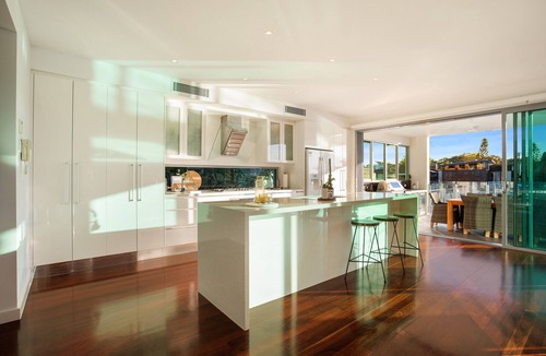 Isle Of Capri House | Stunning Waterfront home on the Gold Coast*Heated Pool* Pet Friendly.