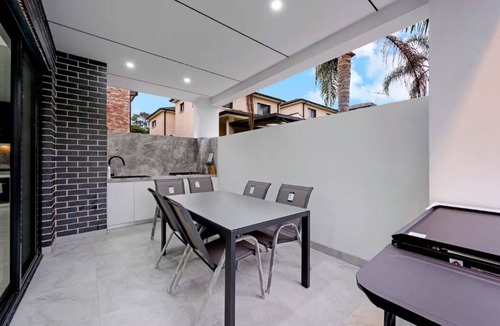 Peakhurst House | Stylish 3BR Family Home in Peakhurst with Backyard
