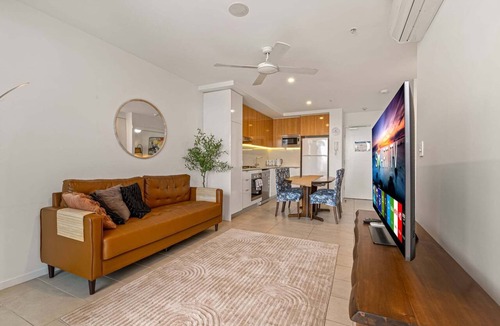 South Brisbane Apartment | Stylish Apartment with Rooftop, BBQ & Spa Access