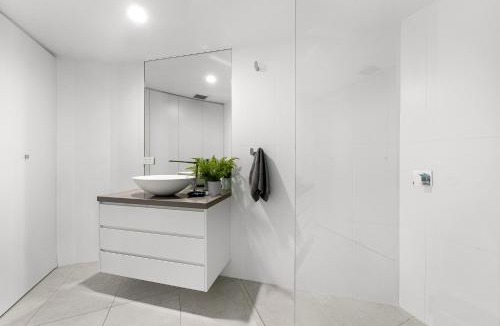 Noosa Heads House | Stylish Beach Serenity, Naousa 5