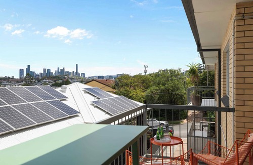 Bulimba Apartment | Stylish Bulimba Apartment with City Views