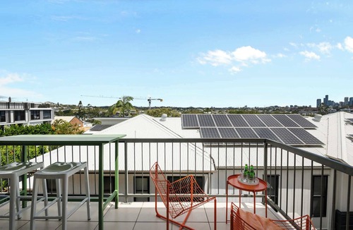 Bulimba Apartment | Stylish Bulimba Apartment with City Views