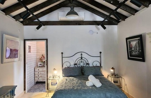 Mays Hill House | Stylish Gallery Sleep 4 , Near Parramatta CBD
