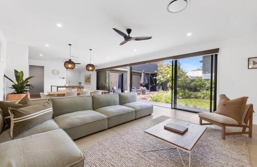 Marcus Beach House | Stylish Home near Noosa & Peregian, walk to Beach
